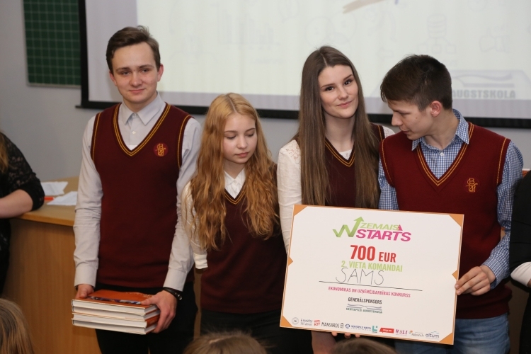 Andris Kāposts (no kreisās), Santa Koroļkova, Sindija Rusaja un Mārtiņš Bukšs ar 700 eiro čeku.
Autors: venta.lv