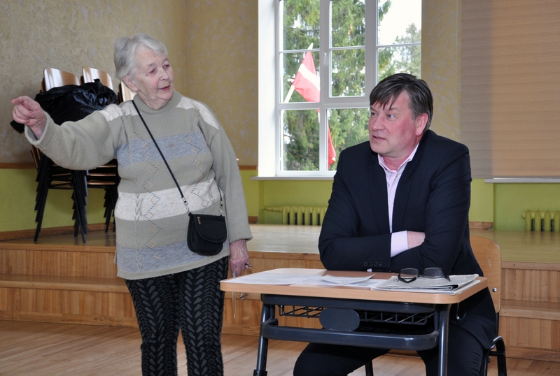 «Kāpēc nīciniet laukus un maznodrošinātos? Kāpēc pirms lēmuma slēgt pasta nodaļu netika sasaukta iedzīvotāju sapulce?» šādus un līdzīgus jautājumus 30. marta pēcpusdienā nācās uzklausīt uz Stelpi atbraukušajam va/s «Latvijas Pasts» Zemgales reģiona vadītājam Jurim Jenkēvicam.
Autors: Žanna Zālīte