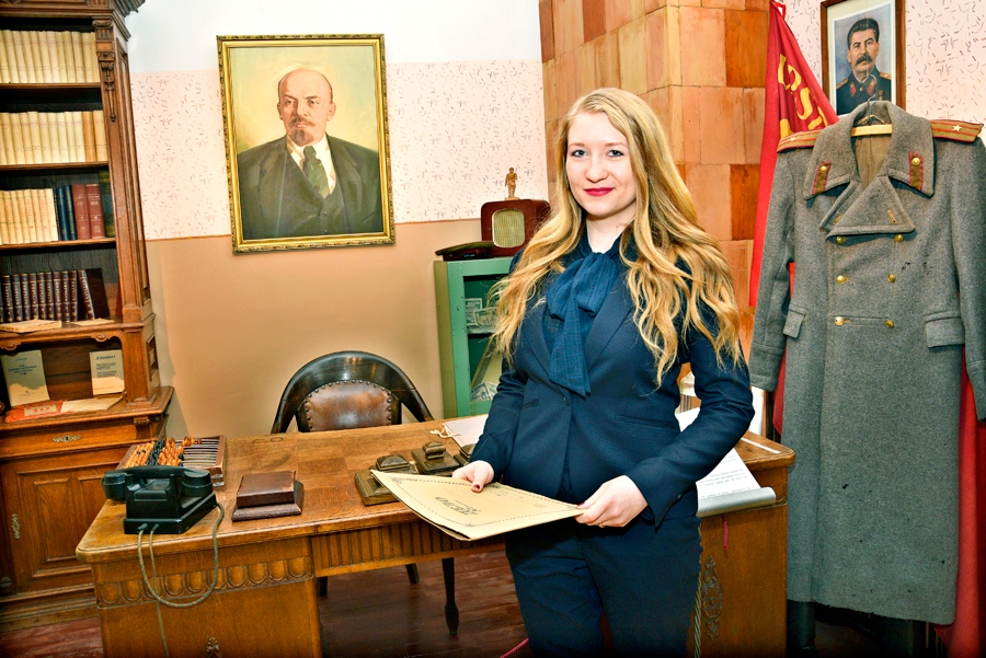 Agnija Ruhocka ir gana drosmīga, lai ķertos pie grūti cilājamās VDK darbības un sadarbības izpētes, par mērķi saucot atklātākas sabiedrības izveidošanu.
Autors: Ivars Bogdanovs