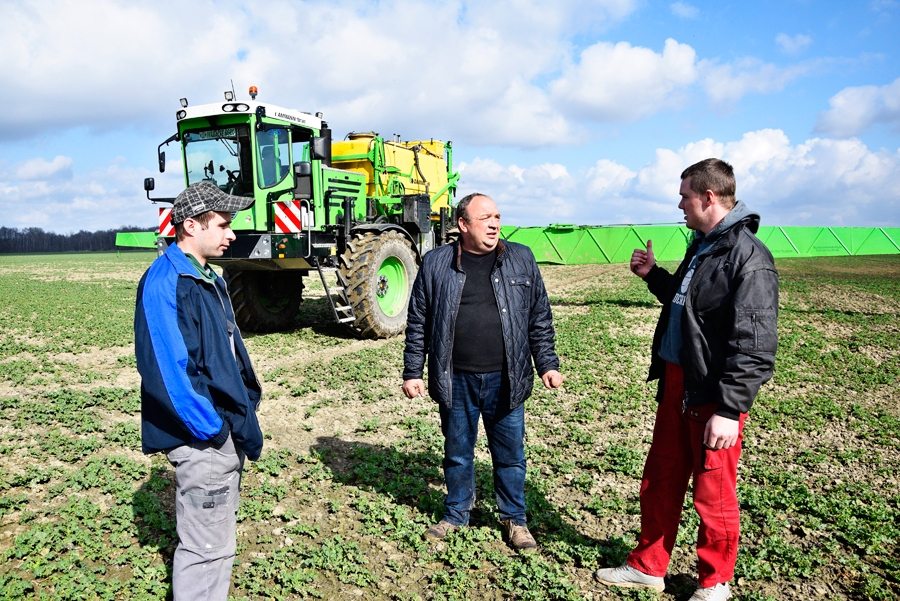 «Eriņu» laukos Bauskas novada Dāviņu pagastā Ingus Freimanis (no kreisās), Andris Grantiņš un Mārcis Briļs apspriež pavasara miglošanas darbu gaitu.
Autors: Ivars  Bogdanovs