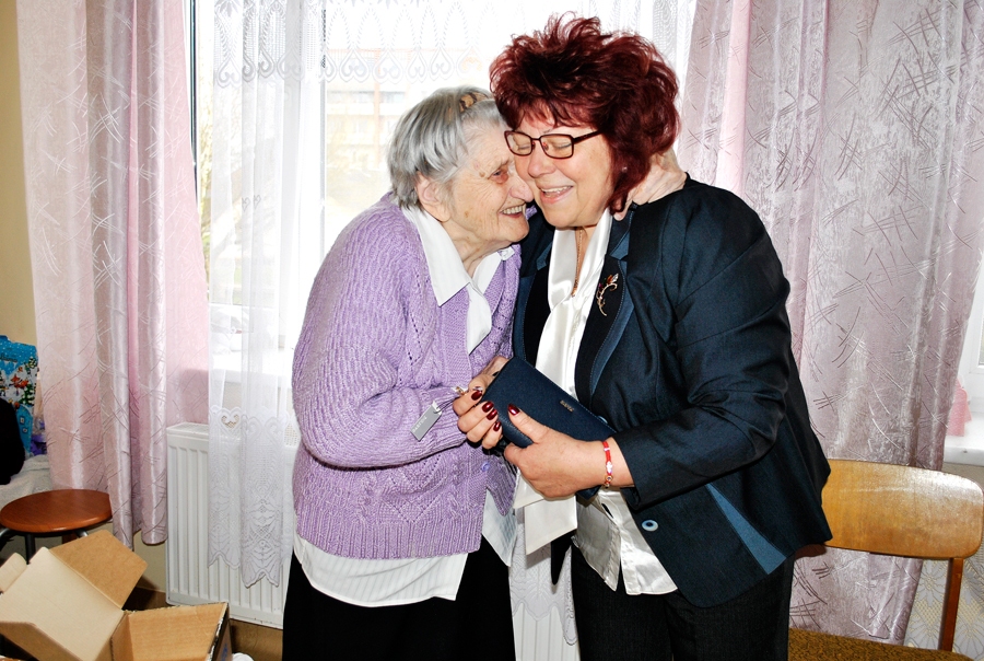 Lonija Gāzēja (no kreisās) sajūsmā par jauno maku apskauj Intu Savicku.
Autors: Artūrs Dulbe