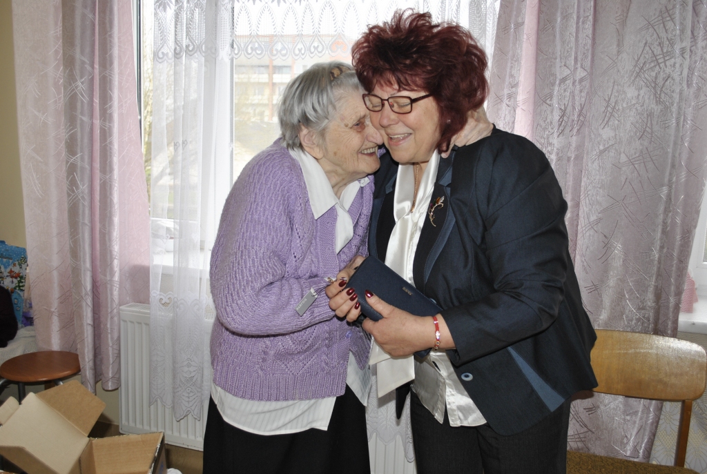 Pansionāta «Derpele» iemītnieki saņēma dāvanas akcijā «...arī vecie cilvēki sapņo!».Pansionāta «Derpele» vadītāja Inta Savicka (no labās) labdaru sarūpētās veltes nodeva pansionāriem Slimnīcas ielā.
Autors: Artūrs Dulbe