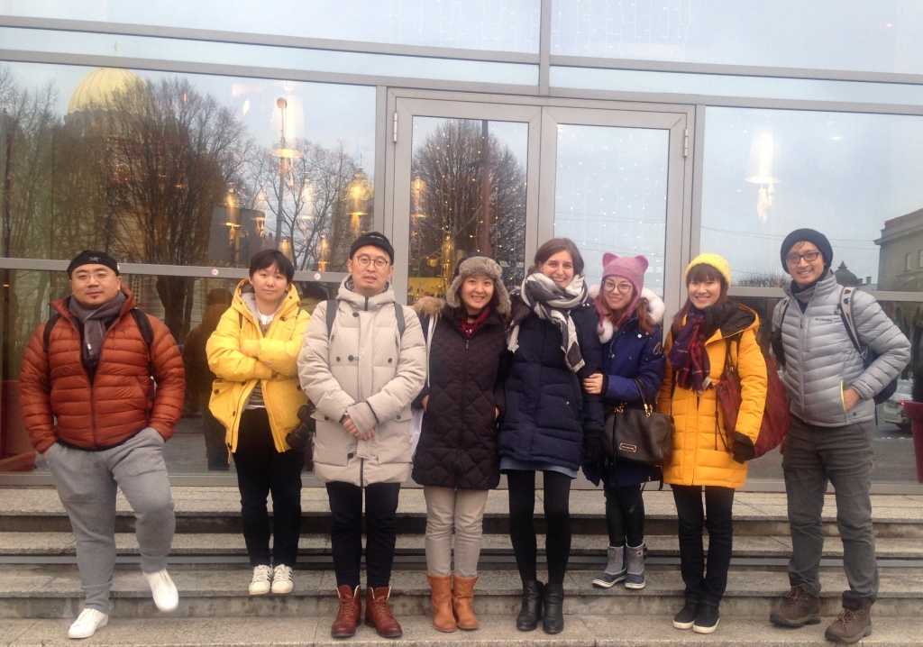 Arī iepriekš notikušas Ķīnas žurnālistu vizītes Latvijā. Ķīnieši tagad ļoti daudz ceļo. Ķīniešu tūristu skaits, kas dodas uz ārvalstīm, pārsniedz 100 miljonus gadā. Visaktīvākie ceļotāji ir vecuma grupā starp 28 un 37 gadiem.
Autors: http://www.liaa.gov.lv