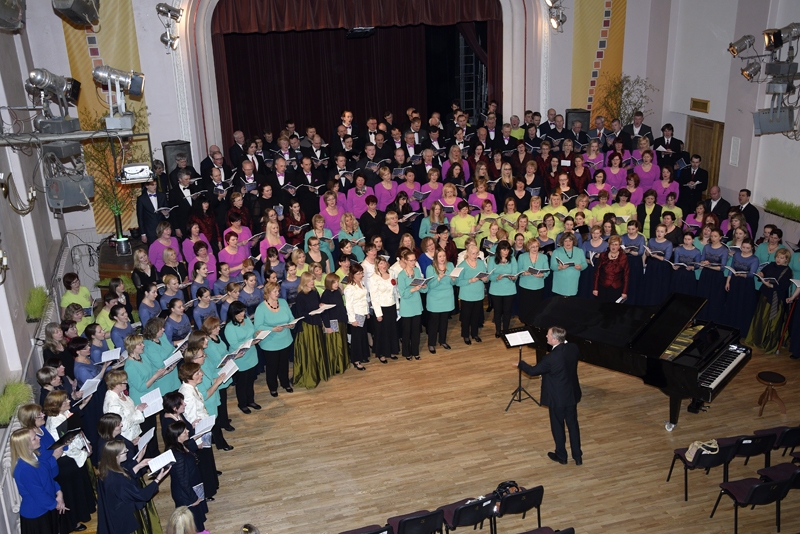 Līgovakara noskaņās sestdien, 8. aprīlī, Bauskas kultūras centrā sākās Bauskas koru apriņķa skate. To radīja kopkora izpildītā Emiļa Melngaiļa dziesma «Jāņuvakars».
Autors: Ivars Bogdanovs