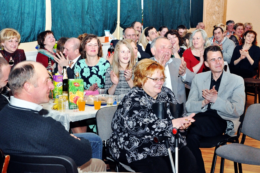 Kurmenes tautas namā sanākušie ne tikai uzstājās, bet arī aktīvi atbalstīja visus citus, kas kāpa uz skatuves.
Autors: Žanna Zālīte