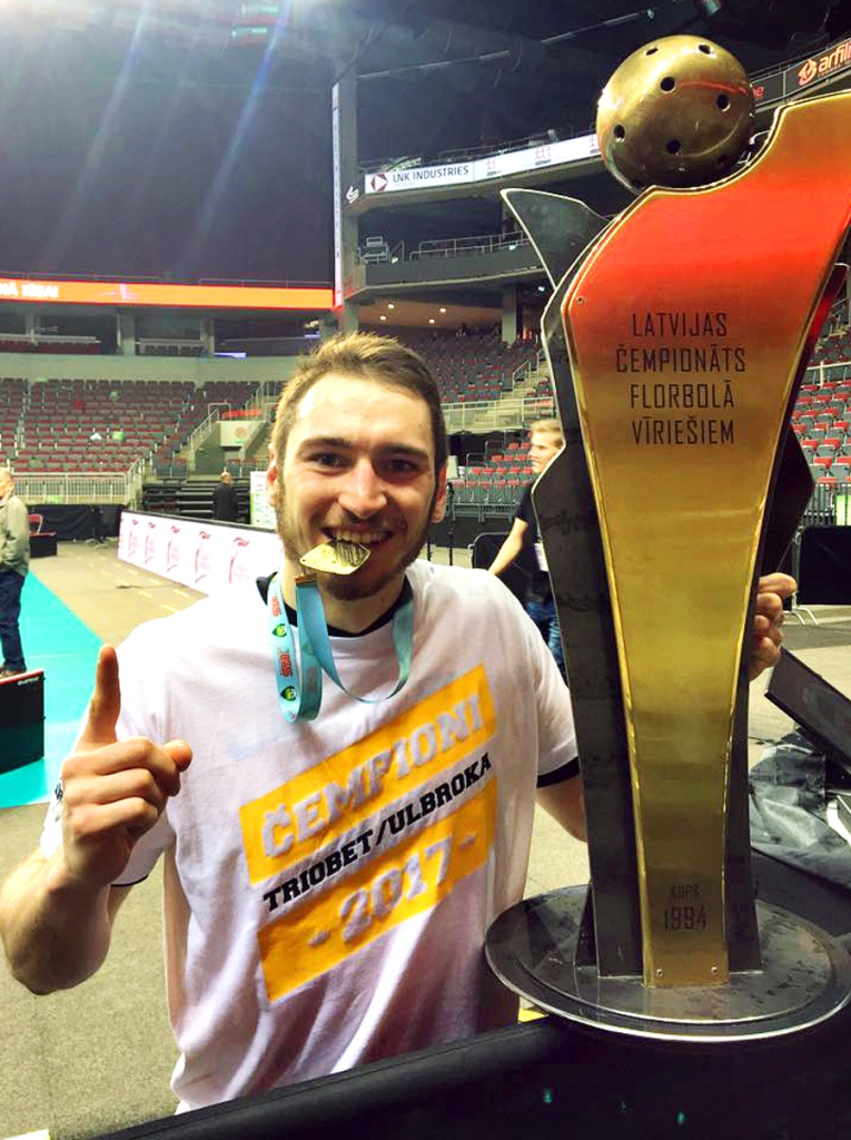 Rihards Mallons pie 20 kilogramus smagā «Elvi» vīriešu florbola līgas čempionu kausa.
Autors: Elīna Gruncka