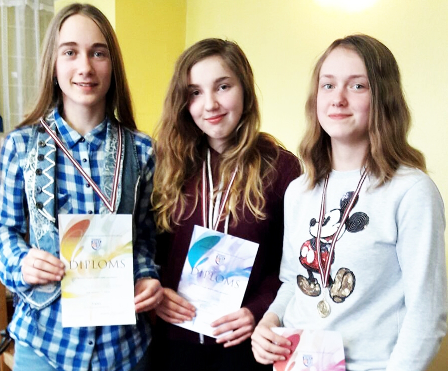 Uzvarētājas meiteņu konkurencē – Angelīna Ļisicka (no kreisās), Megija Purviņa un Ieva Vaivare.
Autors: Inga Bernāte