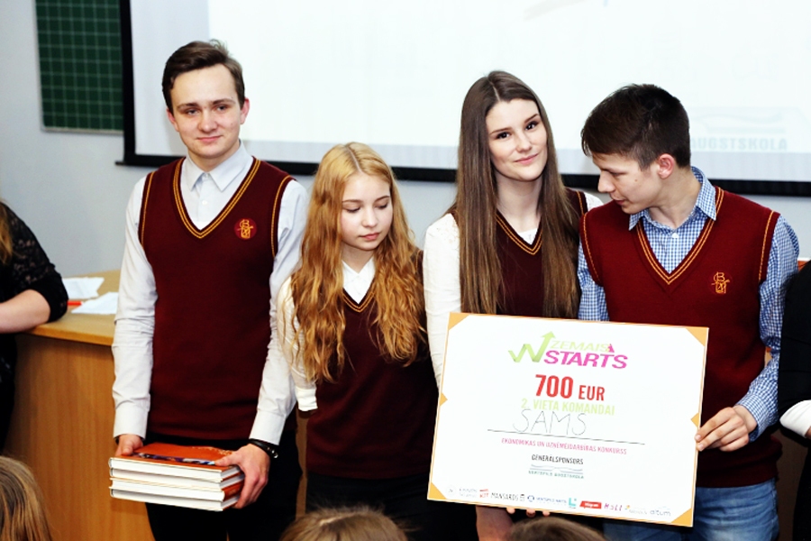 Baušķenieki Andris Kāposts (no kreisās), Santa Koroļkova, Sindija Rusaja un Mārtiņš Bukšs ar 700 eiro čeku.
Autors: no venta.lv.