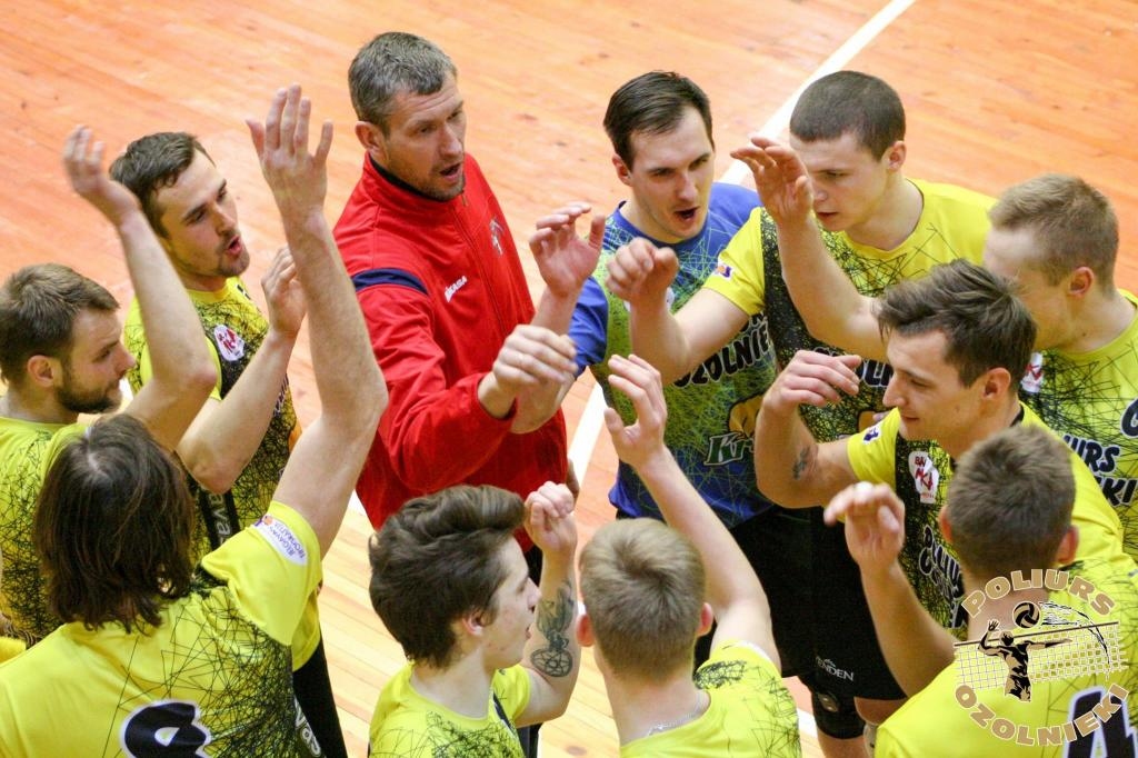 Uģis Dombrovskis (vidū zilajā kreklā) «Poliura/Ozolnieku» sastāvā cīnīsies par Latvijas čempionāta zeltu.
Autors: No albuma.