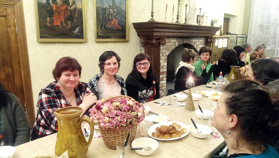 Dalībnieki pie vakariņu galda Bruknas muižā. Pretskatā no kreisās – Aiga Ludviga, Inita Cīrule un Diāna Petrovska.
Autors: Gunita Ūdre