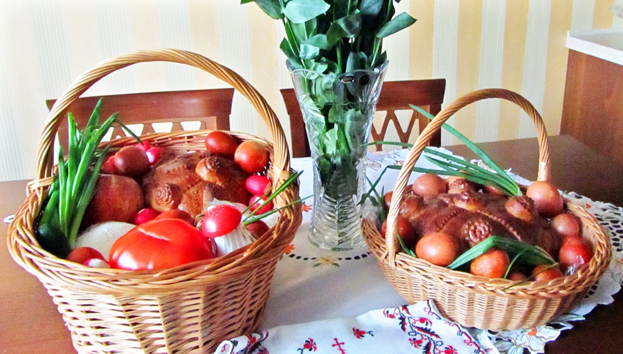 Svētku mielastu pareizticīgie nes svētīt uz dievnamu.
Autors: no personiskā albuma