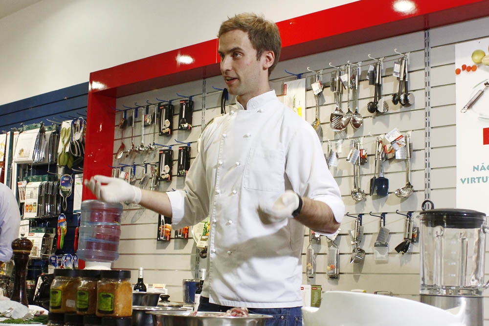 Kopā ar «EcoCatering» šefpavāru Rihardu Frīdenbergu-Kalniņu skolēni diskutēs par jauno pārtiku, lai izprastu, kas tā ir, kā uzlabot alerģisku cilvēku dzīves kvalitāti, noskaidrotu, kas ir ģenētiski modificēta pārtika un vai tā ir sastopama Latvijā.
Autors: edudzeru.lv