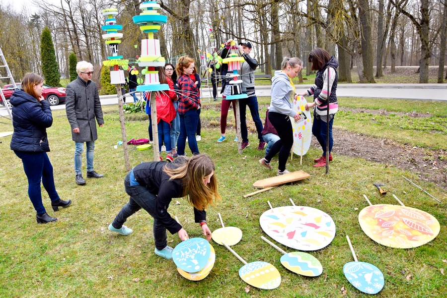 Svitenē jaunieši pirms svētkiem veidoja zaķu figūras un dekoratīvās olas kopā ar Ogres tehnikuma Dizaina un mākslas nodaļas pedagogiem un audzēkņiem.
Autors: Ivars Bogdanovs