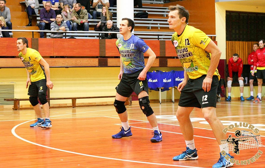 Uģis Dombrovskis (vidū) komandā «Poliurs/Ozolnieki» cīnīsies par Latvijas čempionāta zeltu.
Autors: no ozi-volejbols.lv