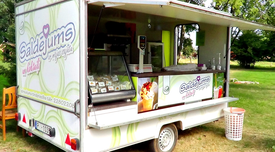 Aitu piena saldējumu, sieru un jogurtu «Krišjāņi» tirgo no pārvietojamā furgona ar saldētavu.
Autors: no biroja albuma.