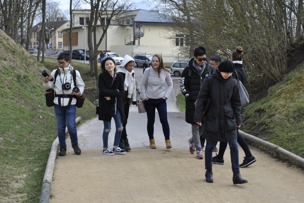 Ķīnas blogeru un žurnālistu delegācija ierodas Bauskā un apskata pili.
Autors: Artūrs Dulbe