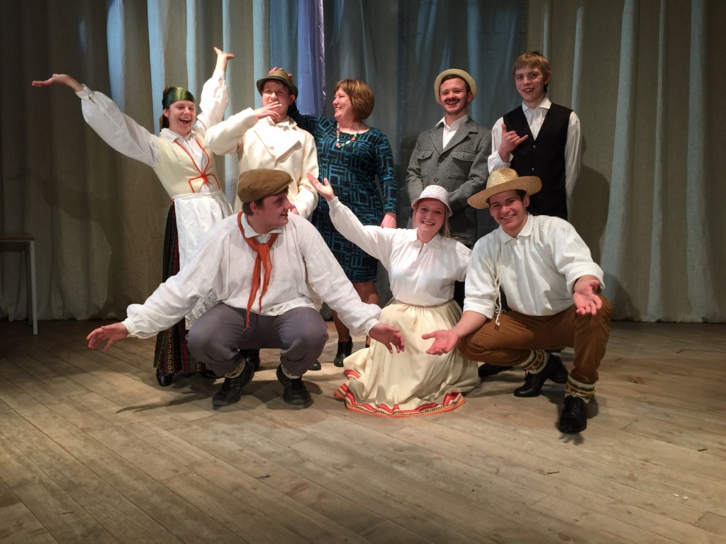 Saulaines skolas audzēkņi pēc Ā. Alunāna «Pašu audzināts» izrādes.
Autors: No albuma.