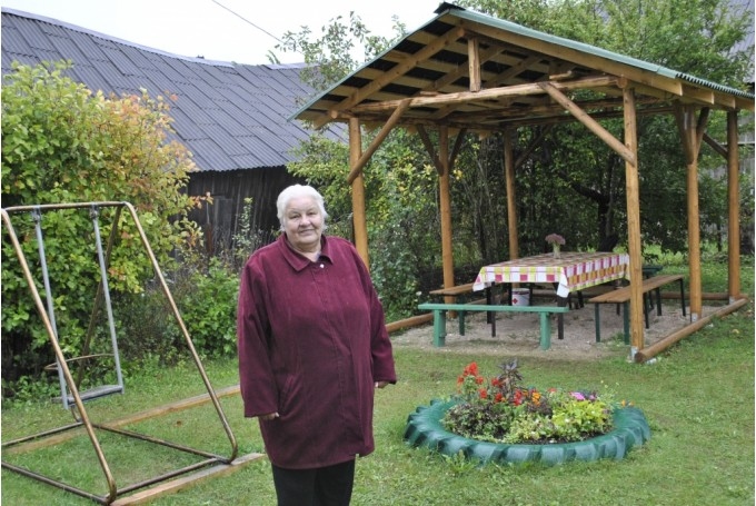 Rita Mazure demonstrē Taurkalnes daudzdzīvokļu nama «Irbes» labiekārtoto pagalmu.
Autors: No arhīva.