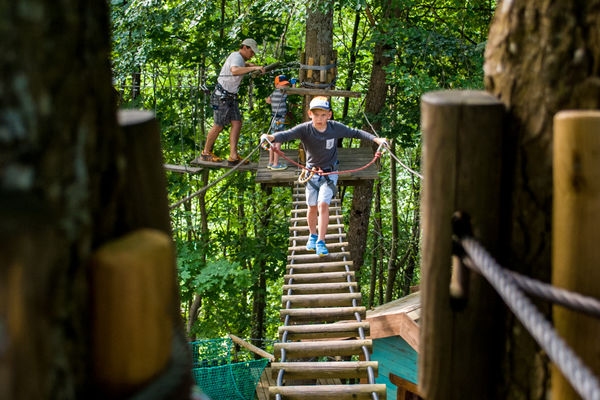 Līdzīgi piedzīvojumu parki izveidoti daudzviet Latvijā, arī Siguldā.
Autors: entergauja.lv
