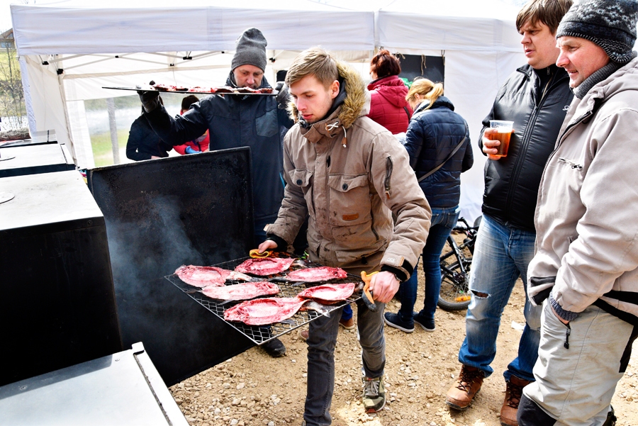Kūpinātās vimbas pavāri gatavoja uz vietas, ar smaržu pievilinot daudz vietējā garduma cienītāju.
Autors: Ivars Bogdanovs