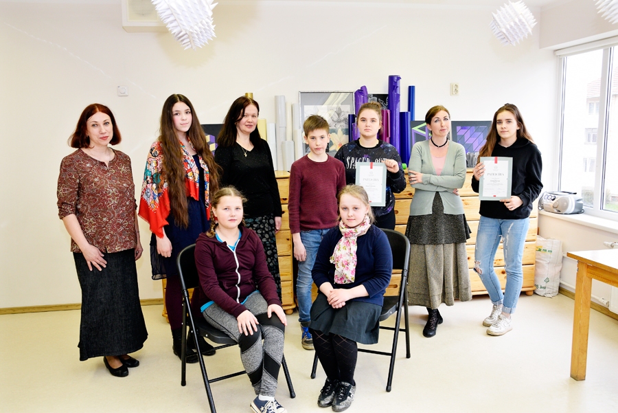 Bauskas mākslas skolas audzēkņi – dizaina konkursa dalībnieki – kopā ar pedagoģēm. No kreisās – Olita Dzelzkalēja, Marta Tēraude, Aija Ušerovska, Henrijs Kravals, Allija Dzidruma, Signe Pansova, Sintija Dūriņa, priekšplānā sēž – Žanete Anna Gulbe un Evelīna Burmistrova.
Autors: Ivars Bogdanovs