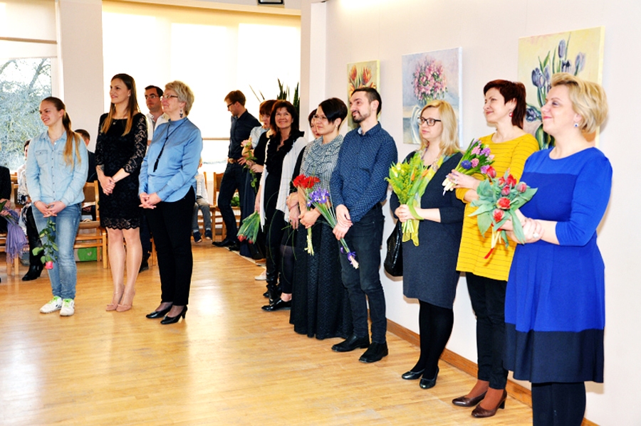 Izstādes atklāšanā radi, draugi un kolēģi sveic mākslinieci.
Autors: Žanna Zālīte