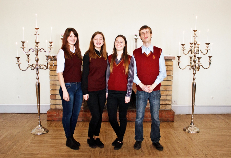 Bauskas Valsts ģimnāzijas audzēkņi – Eiropas Parlamenta deputātu simulācijas spēles dalībnieki. No kreisās – Baiba Lielcepure, Elīna Pole, Liāna Judina, Roberts Raismans.
Autors: no skolas albuma