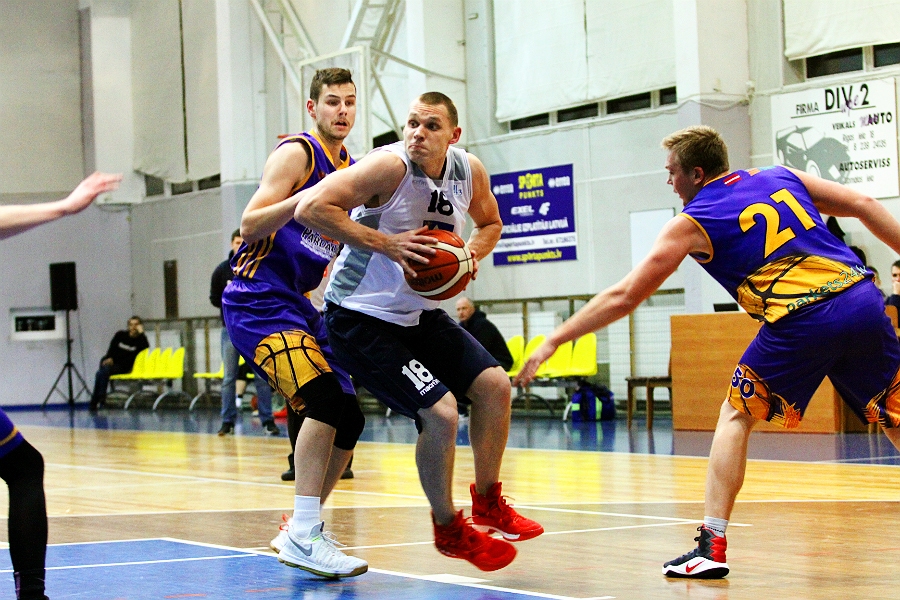 Ivars Zemītis (ar bumbu) pēdējā pusfināla spēlē ar 30 punktiem kaldināja komandas panākumu.
Autors: Elīna Gruncka