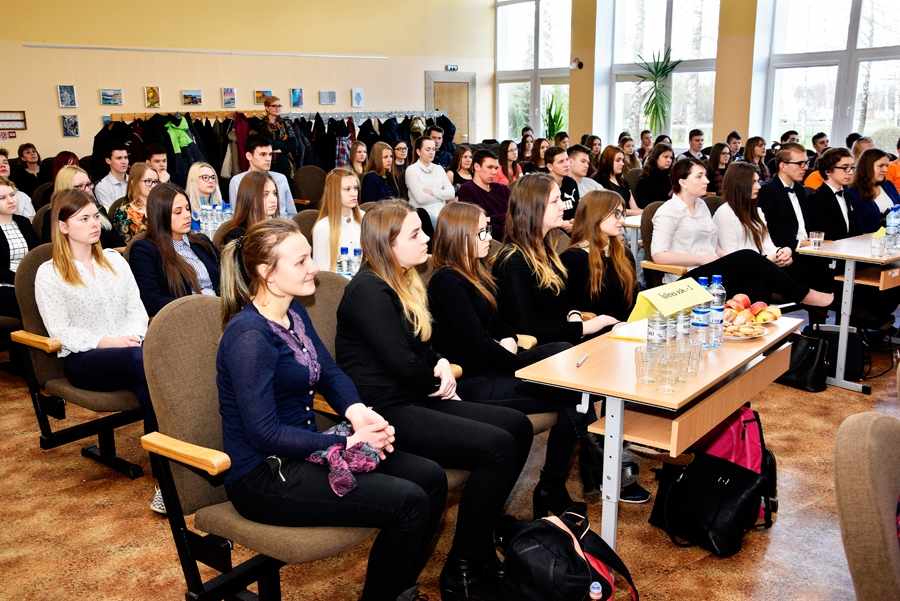 Īslīces vidusskolas jaunietes (priekšplānā) ar pārliecinošu pārsvaru uzvarēja kopvērtējumā.
Autors: Ivars Bogdanovs