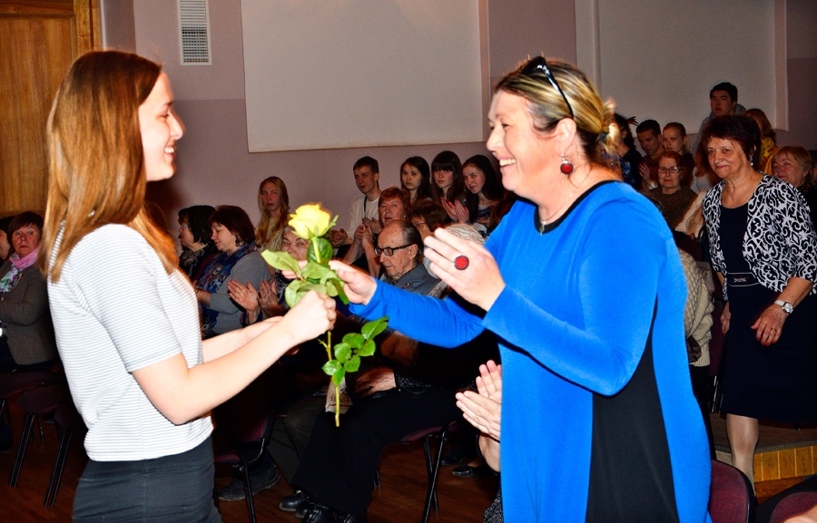 Nora Ikstena (no labās) saņēma pateicību no ģimnāzistes Elīnas Poles, kas runāja grāmatas fragmentu.
Autors: Ivars Bogdanovs