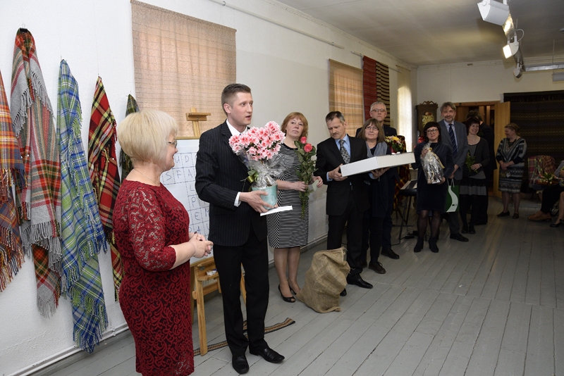 Bauskas muzeja direktori Baibu Šulci (no kreisās) un darbiniekus sveic muzikants un dažkārt arī muzejnieku palīgs Raitis Sirmanis. Aiz viņa – gara apsveicēju rinda.
Autors: Ivars Bogdanovs