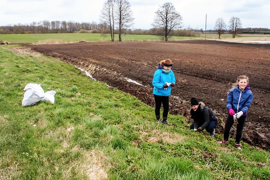 Ceļmalās atkritumi «Drostalu» apkaimē savākti vairāku kilometru garumā.
Autors: no «Drostalu» albuma