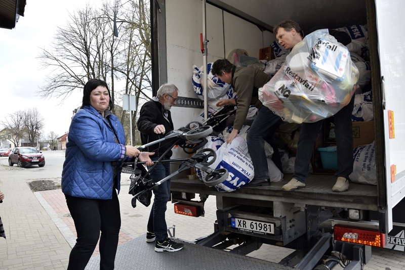 No furgona izkrauj norvēģu labvēļu sarūpētās mantas.
Autors: Ivars Bogdanovs
