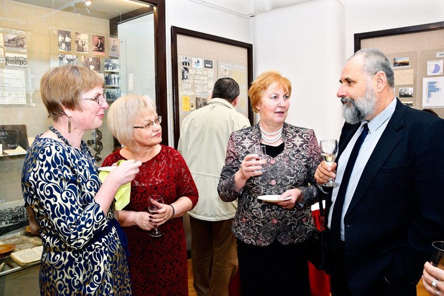 Kolēģi – muzeju direktori: Jaņa Rozentāla Saldus vēstures un mākslas muzeja direktore Agrita Ozoliņa (no kreisās), Bauskas muzeja direktore Baiba Šulce, Ģ. Eliasa Jelgavas vēstures un mākslas muzeja vadītāja Gita Grase un Bauskas pils muzeja direktors Māris Skanis.
Autors: Ivars Bogdanovs