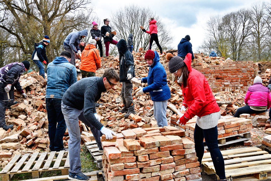 Mežotnes pagasta Garozas muižas bijušās ēkas ķieģeli, talcinieku savākti, tiks likti jaunā būvē Bruknā.
Autors: Ivars Bogdanovs
