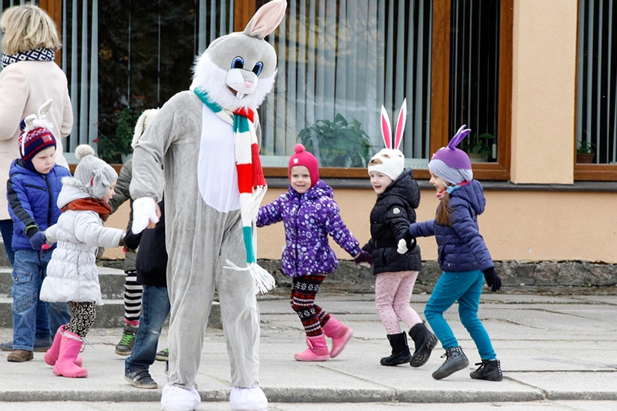 Lieldienu zaķis Misā bērnus veda jautrās rotaļās.
Autors: Alise Dreimane
