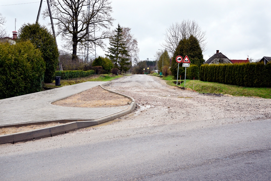 Pagriezienā no Rīgas ielas uz Bausku kravas automašīnai jāiebrauc pretējās kustības joslā jaunveidotās «saliņas» dēļ, ko vietējie dēvē par «caurumu ar akmeņiem».
Autors: Ivars Bogdanovs