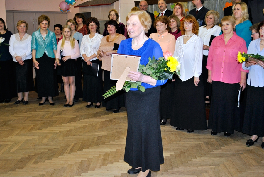 Anastasija Bolša, viena no kora «Grenctāle» ilggadējām dziedātājām, saņēma pašvaldības pateicības rakstu.
Autors: Vilnis Auzāns