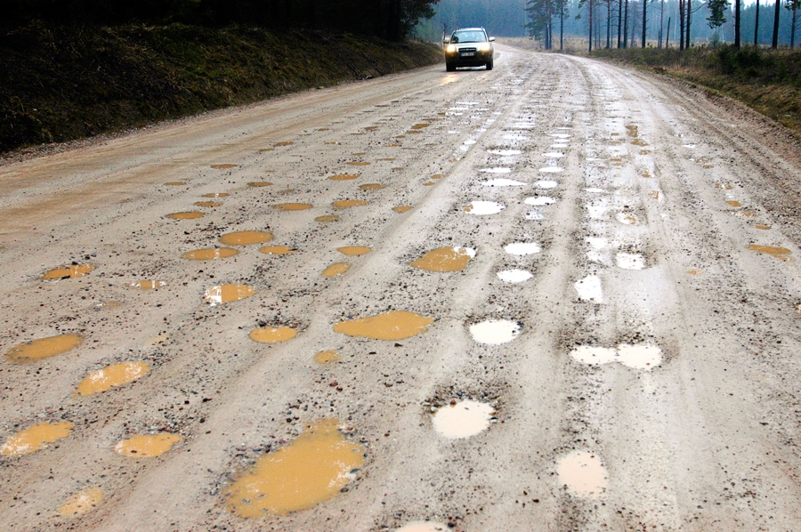 Grants ceļi atkal būs kritiskā stāvoklī rudenī, ja vasarā nebūs naudas kārtīgam remontam.
Autors: no «Bauskas Dzīves» arhīva.