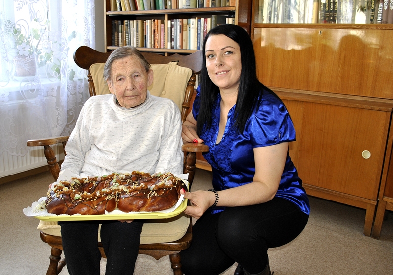 Jubilāre Alīda Sondore kopā ar sociālo rehabilitētāju Antru Straumani.
Autors: Vilnis Auzāns