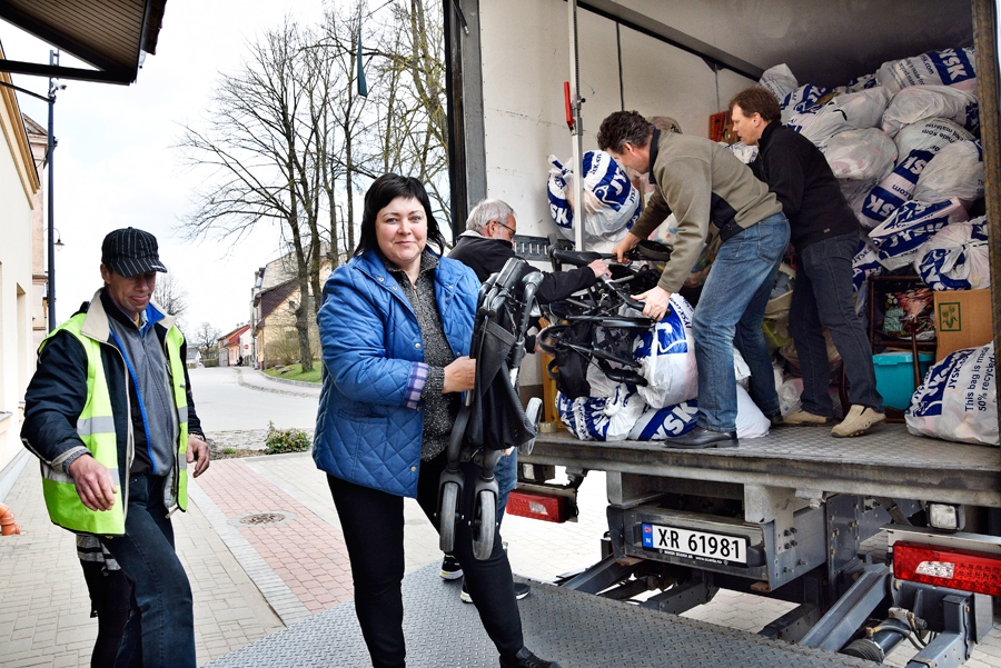 Aprūpētāja Ina Cielava īpaši priecājas par dāvātajiem ratiņiem. Viņai zināmi vairāki cilvēki, kuriem tie ļoti nepieciešami.
Autors: Ivars Bogdanovs