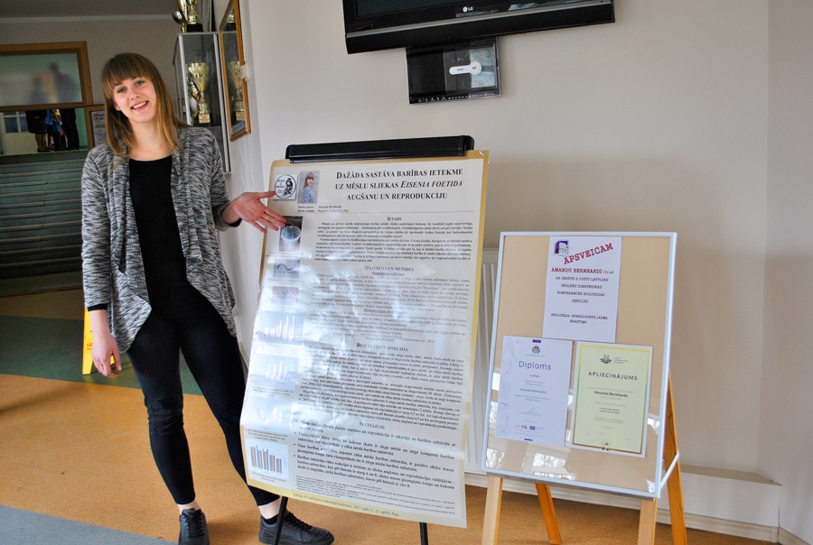 Bauskas 2. vidusskolas 11.a klases audzēkne Amanda Bernharde savu zinātniski pētniecisko darbu izstrādāja bioloģijā.
Autors: Vilnis Auzāns