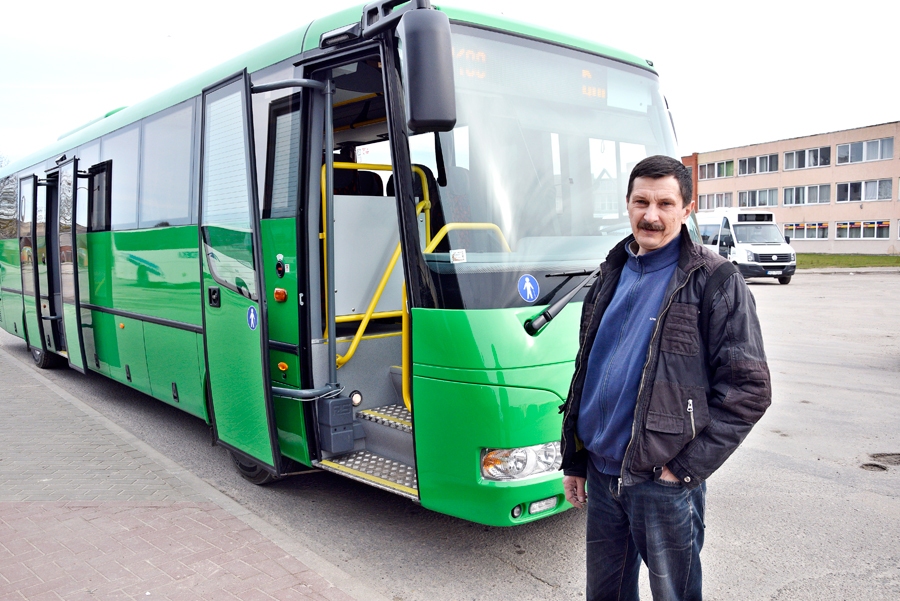 Aleksandrs Staļmačenoks, SIA «Aips» autoparka vadītājs, pie jaunā autobusa.
Autors: Ivars Bogdanovs