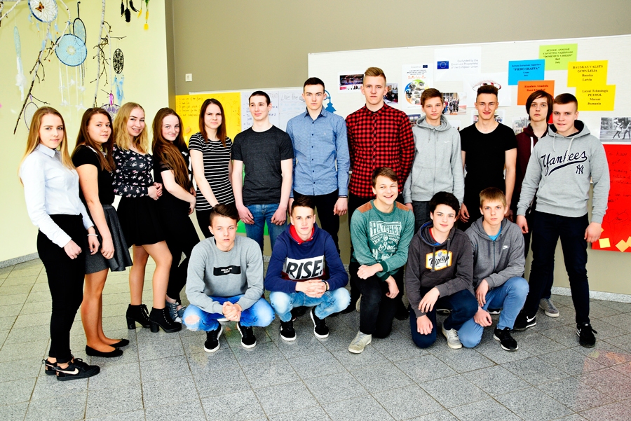 «Eksāmenus nokārtosim,» pārliecināta Bauskas Valsts ģimnāzijas 9.c klase.
Autors: Ivars Bogdanovs