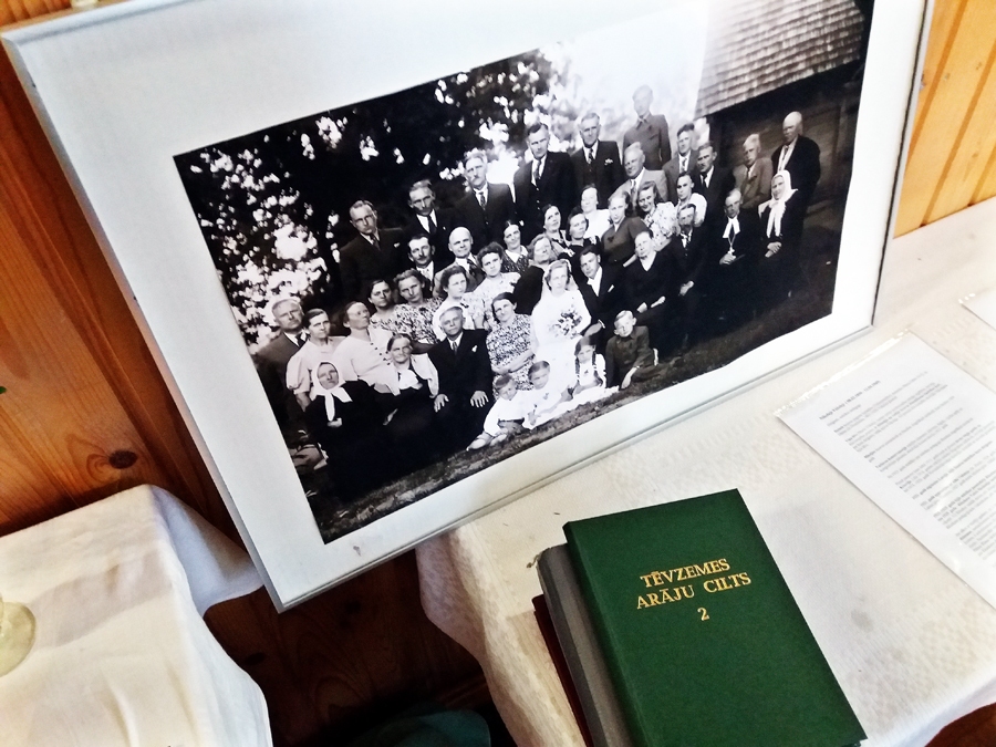 Viduleju dzimtas mantojums ekspozīcijā Iecavas baznīcā.
Autors: no draudzes albuma