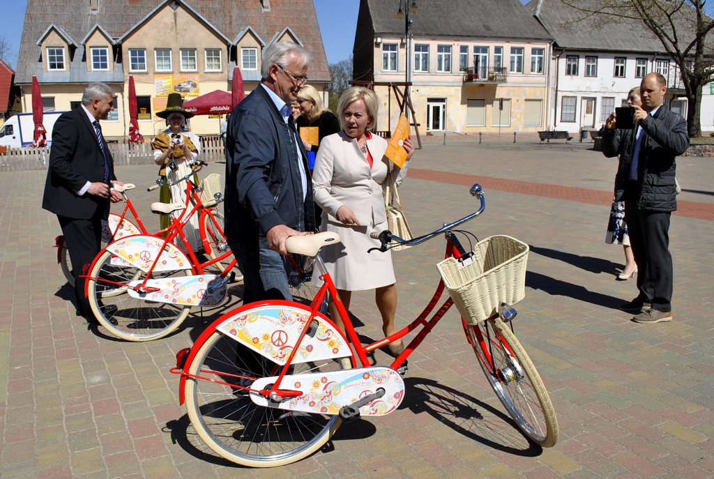 Iecavas novada domes priekšsēdētājs Jānis Pelsis akcijas laimestiem paredzēto velosipēdu atzīst par labu esam.
Autors: Vilnis Auzāns