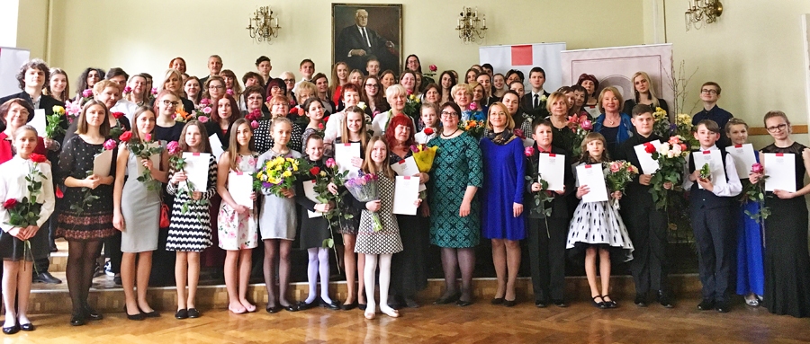 Mākslas un mūzikas starptautisko konkursu laureāti, skolotāji, vecāki un Kultūras ministrijas amatpersonas.
Autors: no albuma