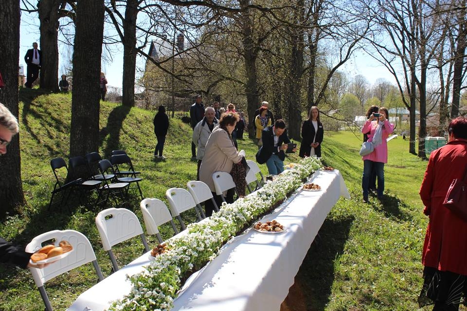 Baltus galdus klāja un cienastu gādāja visi svētku dalībnieki.
Autors: No albuma.