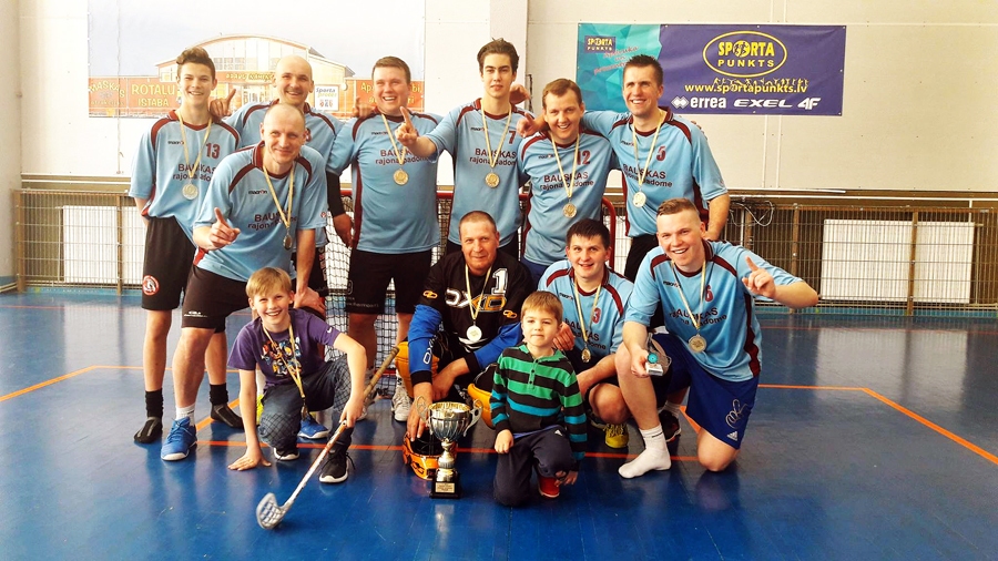 Bauskas novada florbola čempionāta uzvarētāja «Vecā Bauska»: stāv (no kreisās) – Klāvs Jansons, Pēteris Maziks, Armīns Timinskis, Kristaps Laugalis, Arnis Korņenkovs, Ģirts Laugalis. Priekšplānā (no kreisās)  Ingus Panteļejevs, Guntars Grandovskis, Māris Akmentiņš un Toms Niedre. Abi puikas – Ralfs Akmentiņš (no kreisās) un Reinis Laugalis.
Autors: Artūrs Dulbe