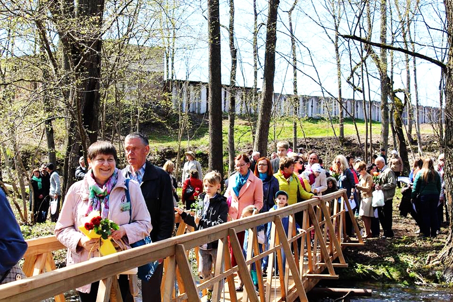 Upes saliņu pa jauno tiltu devās apskatīt vairāk nekā 150 cilvēku, saskaitījuši rīkotāji.
Autors: no biedrības «RaDam» albuma.